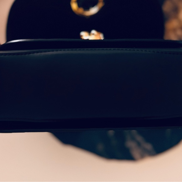 Lululemon Leather Alternative Crossbody Bag
Comes with white drawstring duster - Picture 15 of 15